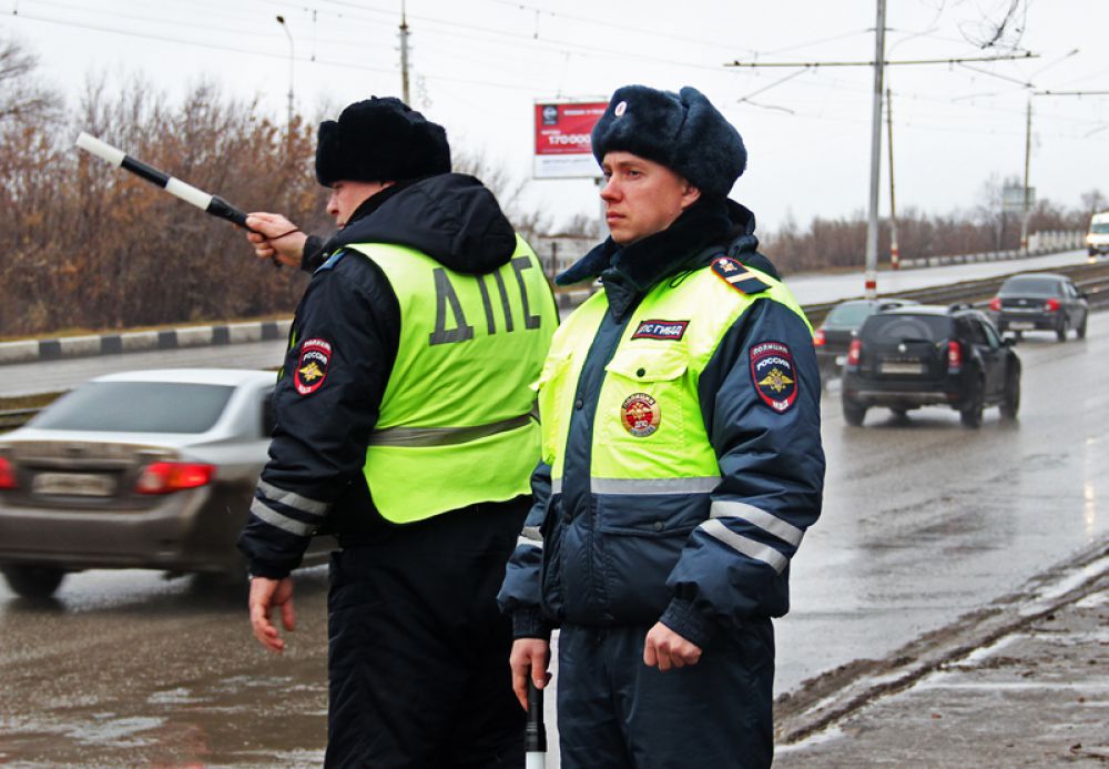Поводом для проверки могут быть грязные номера, выключенные фары, а нетрезвого водителя порой выдаёт не лихачество на дороге, а наоборот – чрезмерная осторожность и пугливость