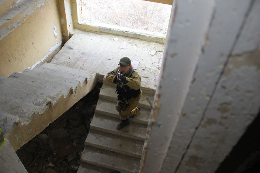 Разведка боем при штурме здания.