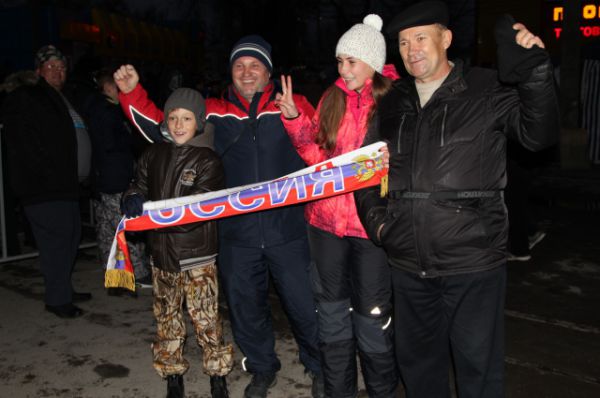 Смотреть игру Россия - Хорватия на стадион пришли семьями. 