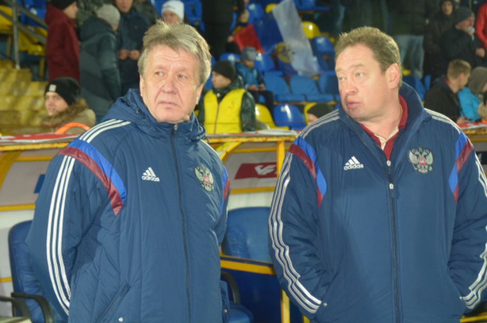 Главный тренер россиян Леонид Слуцкий (справа) назвал поражение своих подопечных «оптимистической мелодрамой». 