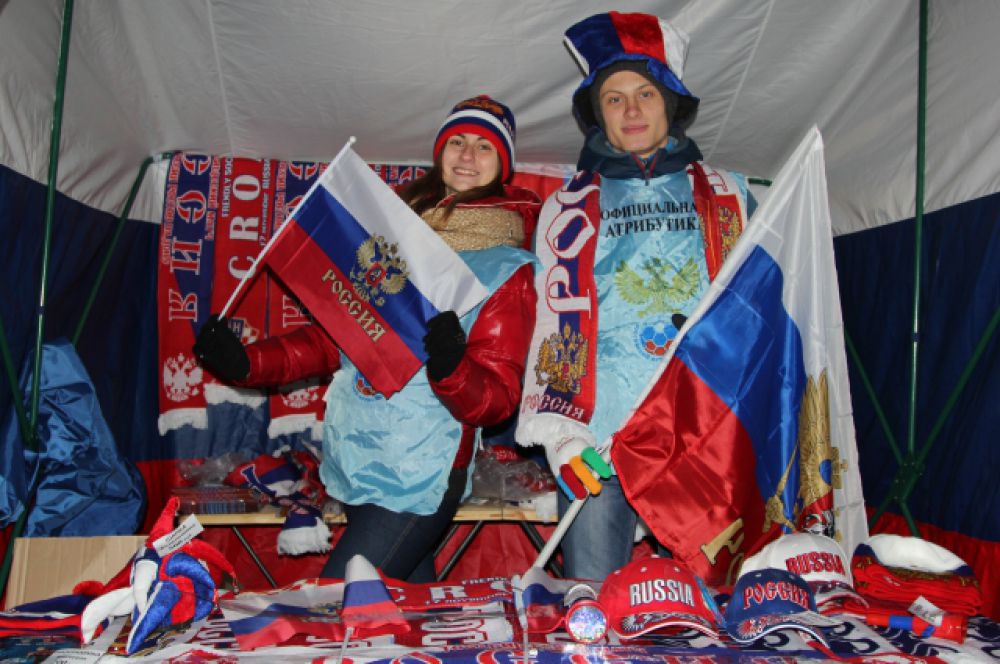 Торговля аттрибутикой сборной России на территории стадиона шла с хорошим успехом.