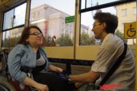 Смолянка Надя Титаренко, передвигающаяся по городу на инвалидном кресле, в автобусе. Фото из архива редакции. 