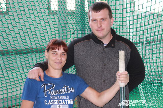 Елена и ее тренер - единственный человек в Смоленске, который занимается со спортсменами на колясках.