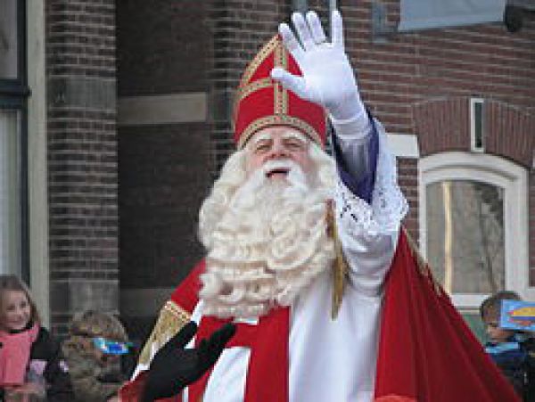 В Нидерландах Деда Мороза зовут Синтаклаас. Он одет в красную мантию, накидку с позолотой, на голове у него красная митра, на руках белые перчатки. В руке он держит большой посох с изогнутым верхом. У него седые, практически, белые волосы и длинная белая борода. 