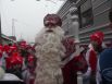 Российский Дед Мороз живет в Великом Устюге. Он носит синюю или красную длинную шубу, шапку с мехом, валенки и варежки. В руках у него волшебный посох.  