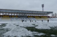 Стадион в Тюмени завален снегом.