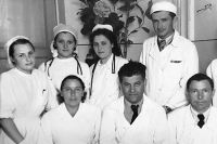Доктор Лёвушкина (крайняя слева) в компании коллег - в Туве, 50-е годы. 