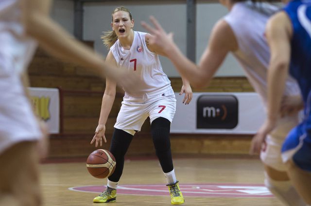 Баскетболистка Наташа Ковачевич скрыла протез под чёрным трико. 