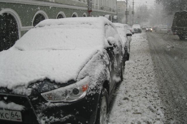 В Омске из-за снегопада образовались заторы на дорогах. 