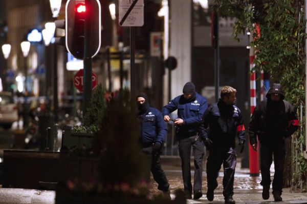 Бельгийская полиция и военные проводят обыски в центральных районах Брюсселя.