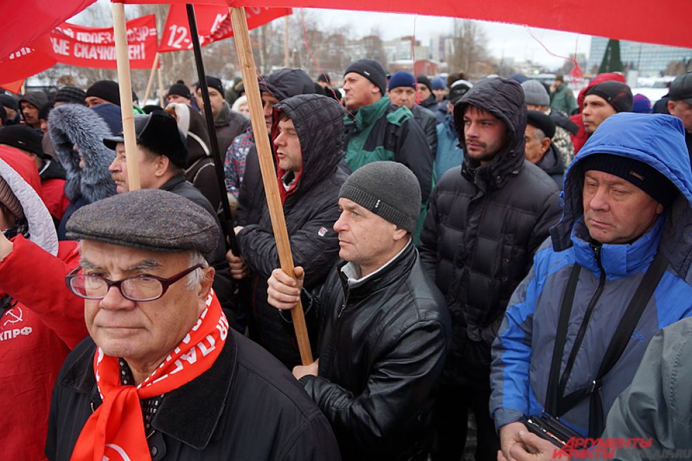 Активисты выражали свое недовольство по поводу внедрения нового постановления правительства, прозванного «Платон». Власти намерены увеличить плату для водителей большегрузов, деньги пойдут на возмещение вреда, наносимого транспортными средствами дорожному полотну.