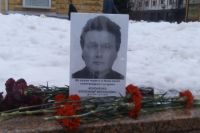 Нижегородцы несут цветы к портрету Александра Кононенко