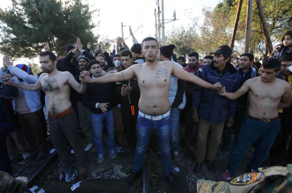 В знак протеста трое мигрантов зашили себе рты, Гевгелия, Македония.