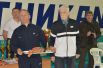 Заветный трофей в руках у председателя спорткомитета Волгодонска Александра Криводуда.