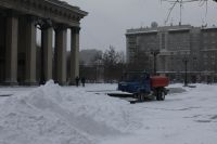 Новосибирск завалило снегом.
