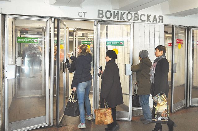 Москва метро войковская. Переименование метро Войковская. Вход в метро Войковская. Метро Войковская фото входа. Метро указатели на Войковской.