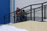Инвалиды-колясочники сетуют - даже там, где есть пандусы, по ним зачастую невозможно подняться без посторонней помощи.