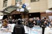 Участники акции протеста против действий Военно-воздушных сил Турции, проходящей у здания посольства Турции в Москве.