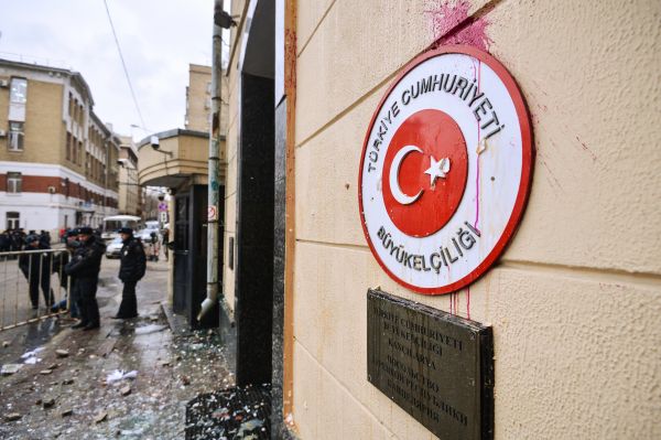 У здания посольства Турции в Москве во время акции протеста против действий Военно-воздушных сил Турции.