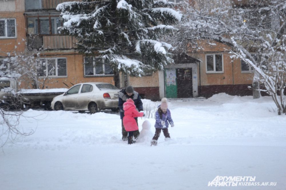 Дети сразу же вышли с родными лепить снеговика. Не слепить его в такую погоду было просто грех!