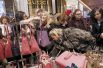 Девушки выбирают сумки в универмаге Macy's, Манхеттен, Нью-Йорк.