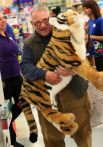 Мужчина и тигр, которого он купил для своей дочери в магазине «Toys «R», Кенвуд, Огайо.