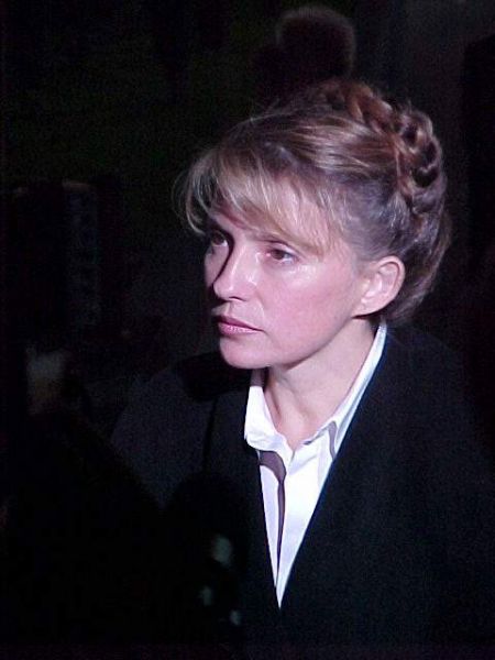 В 2000 году генпрокуратуры Украины и России предъявили ряд претензий к Тимошенко за то, что в бытность главой ЕЭСУ в 1995—1997 годах осуществляла «контрабанду российского газа на Украину» и за неуплату налогов. Из-за обвинений Тимошенко была отправлена в отставку в январе 2001 года. Однако 27 марта 2001 года Печерский районный суд Киева отменил санкцию на арест Тимошенко, признав выдвинутые против неё обвинения несостоятельными, и она была освобождена, отбыв 42 суток в СИЗО. Тимошенко потребовала отставки Леонида Кучмы и не исключила, что будет бороться за пост президента.