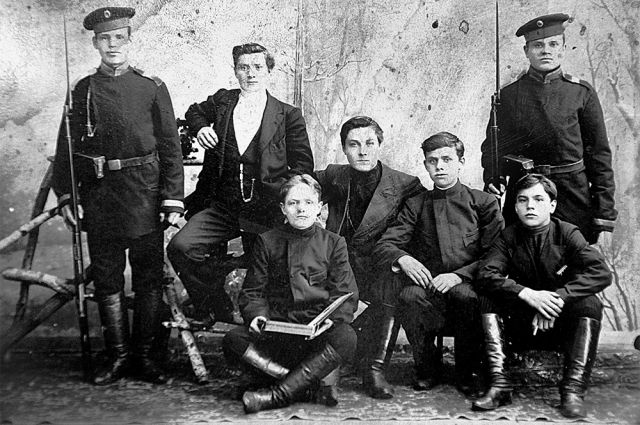 Александр Фролов (крайний слева) с друзьями. 1905 г. Фото: Виктор Фролов