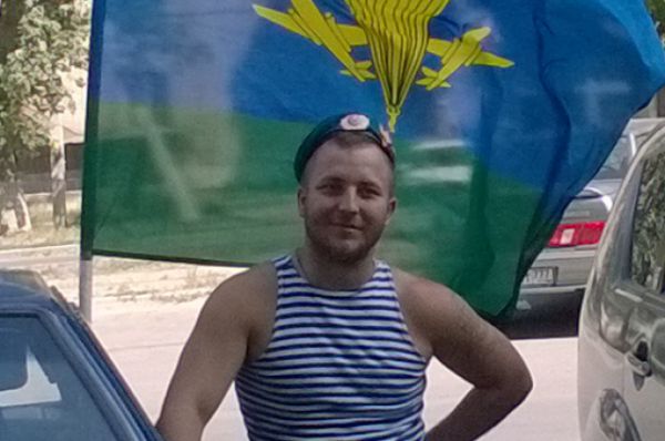 Это последняя фотография Александра Позынича. Сделана она в Новочеркасске 2 августа, когда он отмечал с товарищами День ВДВ.