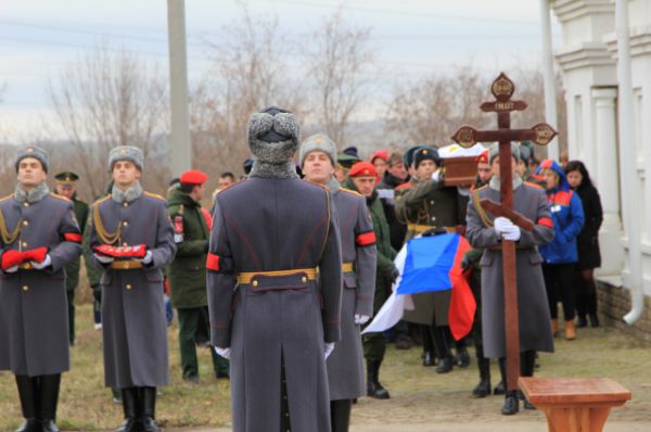 «Мы испытываем чувство глубокой скорби. Все мы любим нашу Родину, и в трудный час каждый из нас пожертвовал бы самым дорогим, что у него есть», — сказала жительница Ростовской области, прибывшая на церемонию прощания.