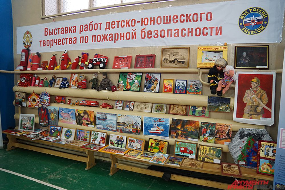 На мероприятии также можно было увидеть выставку детских работ, посвященных спасателям.