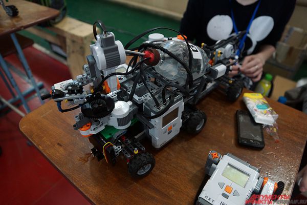 На мероприятии были представлены десятки электрических роботов, которые были собраны пермскими школьниками.