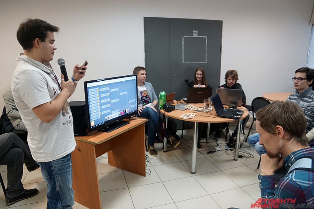 На первом этаже проходили интеллектуальные баталии в стиле «Что? Где? Когда?», а также разнообразные файтинг-турниры.