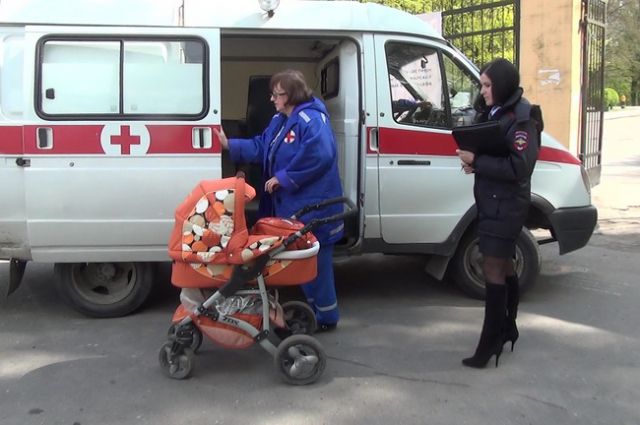 В Омске мать и сын получили травмы из-за упавшего снега с крыши.