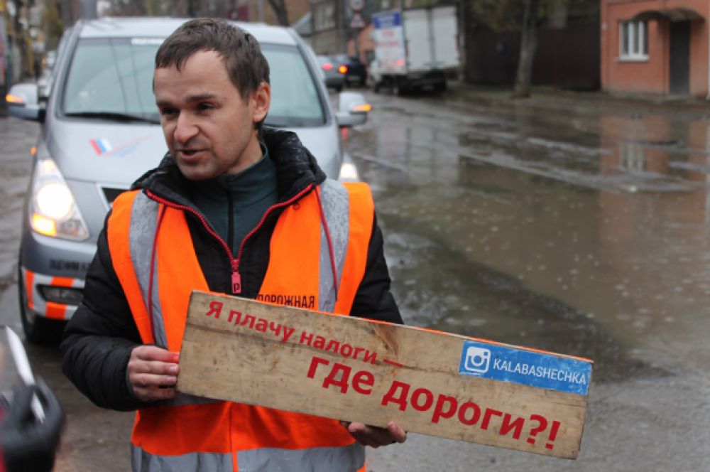 «Будет проведено комплексное исследование свойств и состава асфальтобетонной смеси на соответствие нормативов СНиП и ГОСТ», - говорит Дмитрий Цопов, активист общественного движения «Убитые дороги».