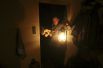 Мужчина использует масляную лампу для освещения своего дома в деревне Строгоновка, Симферопольский район. 