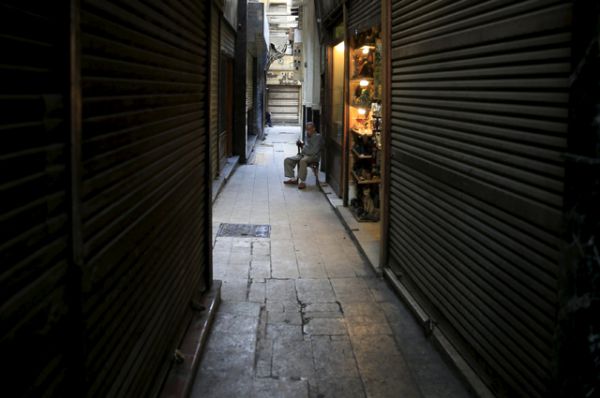 Закрытые магазины на туристическом рынке Хан-эль-Халили, Каир.