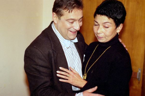 Геннадий Хазанов женат. Его супруга – Злата Эльбаум. Они познакомились в далеком 1969 году в театральной студии МГУ, где Злата была помощницей режиссера Марка Розовского.