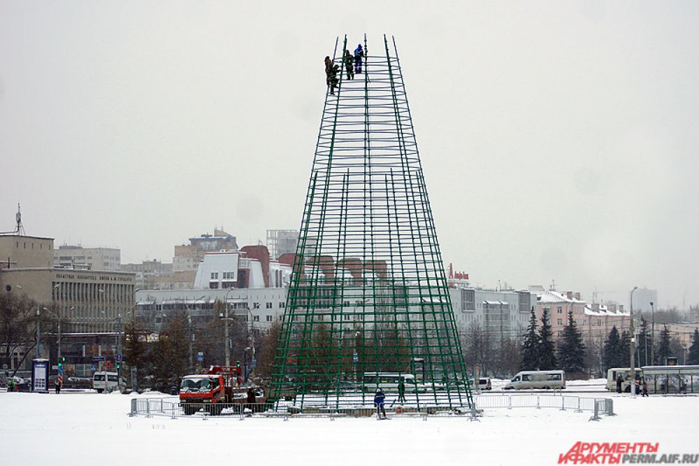 Первоначально рабочие установили каркас для будущей ёлки.