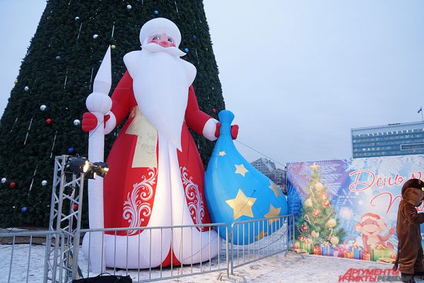 Большая скульптура Деда Мороза у главной ели города.