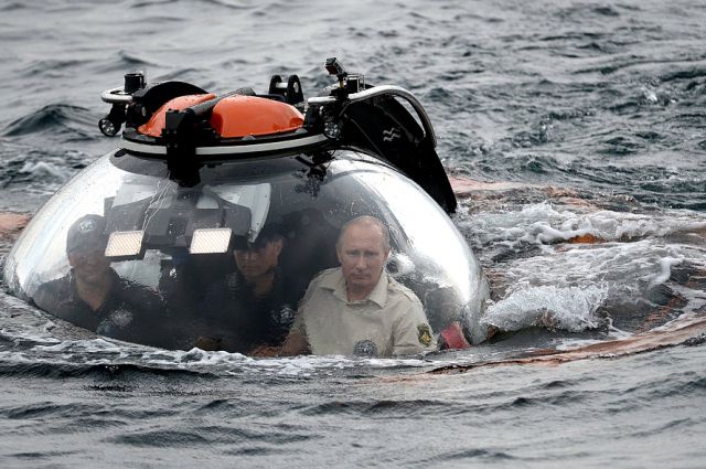 Глава государства о красоте уникального озера знает не понаслышке. В 2009 году президент погрузился в его воды на аппарате «Мир-1». 