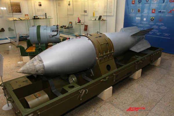 Ядерная авиационная бомба, масса 430 кг