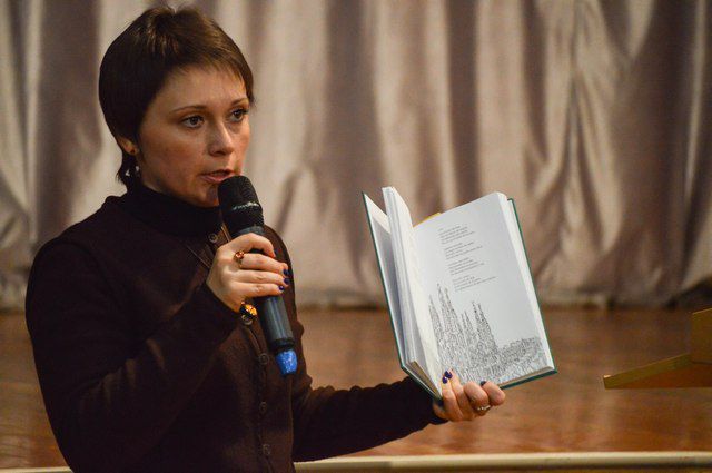 Елена Корнеева презентует новую книгу «Сближение» на творческой встрече с учениками школ города Мирного..