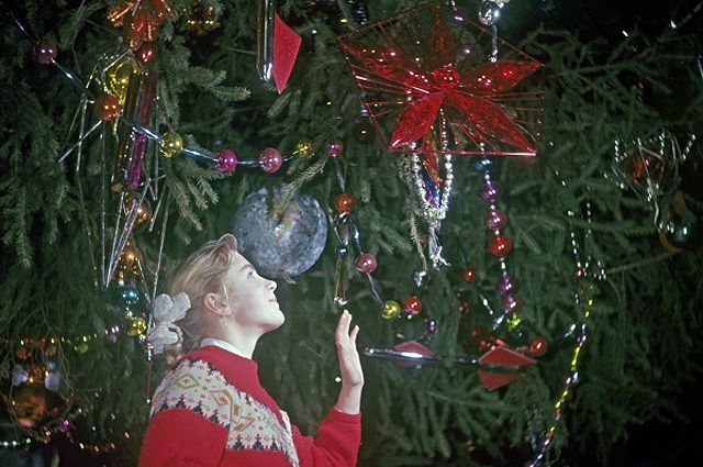 Девочка на новогодней елке, проходящей в Георгиевском зале Большого Кремлевского дворца. 1967 г.