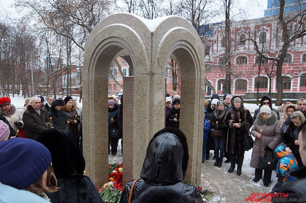 Люди возложили к монументу цветы, а также поставили лампадки со свечами, поминая родных и друзей, жизнь которых оборвалась из-за пожара в клубе.