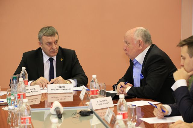 Глава администрации Нефтеюганска Вячеслав Арчиков встречается с московскими экспертами.
