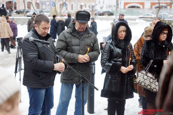 Траурная акция по случаю годовщины трагедии в клубе «Хромая лошадь» прошла в Перми в сквере Уральских добровольцев.