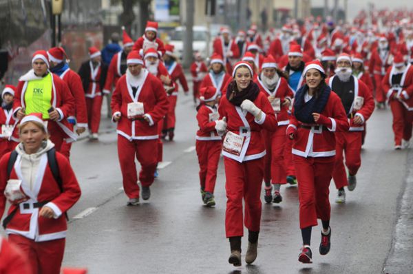 Благотворительный забег Санта-Клаусов в Будапеште