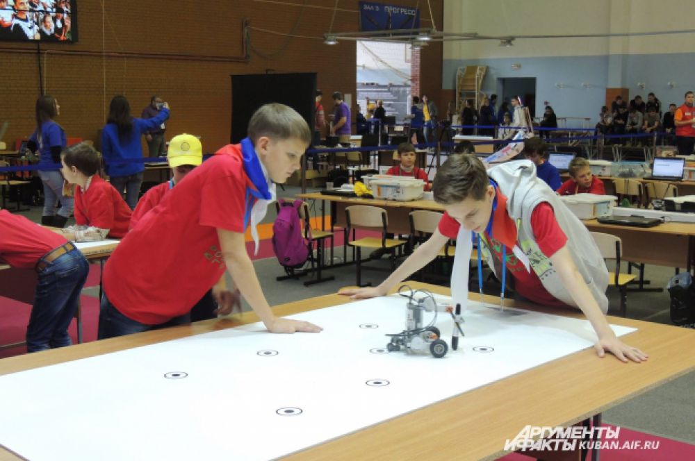 Школьники-разработчики проверяют, как их робот справляется с заданием на поле. 