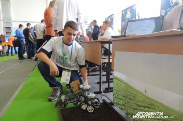 Ребята из Усть-Лабинска создали проект робота, который умеет вспахивать землю и сажать в нее картофельные клубни. Школьники считают, что на Кубани такой робот сможет оказать большую помощь аграриям. 